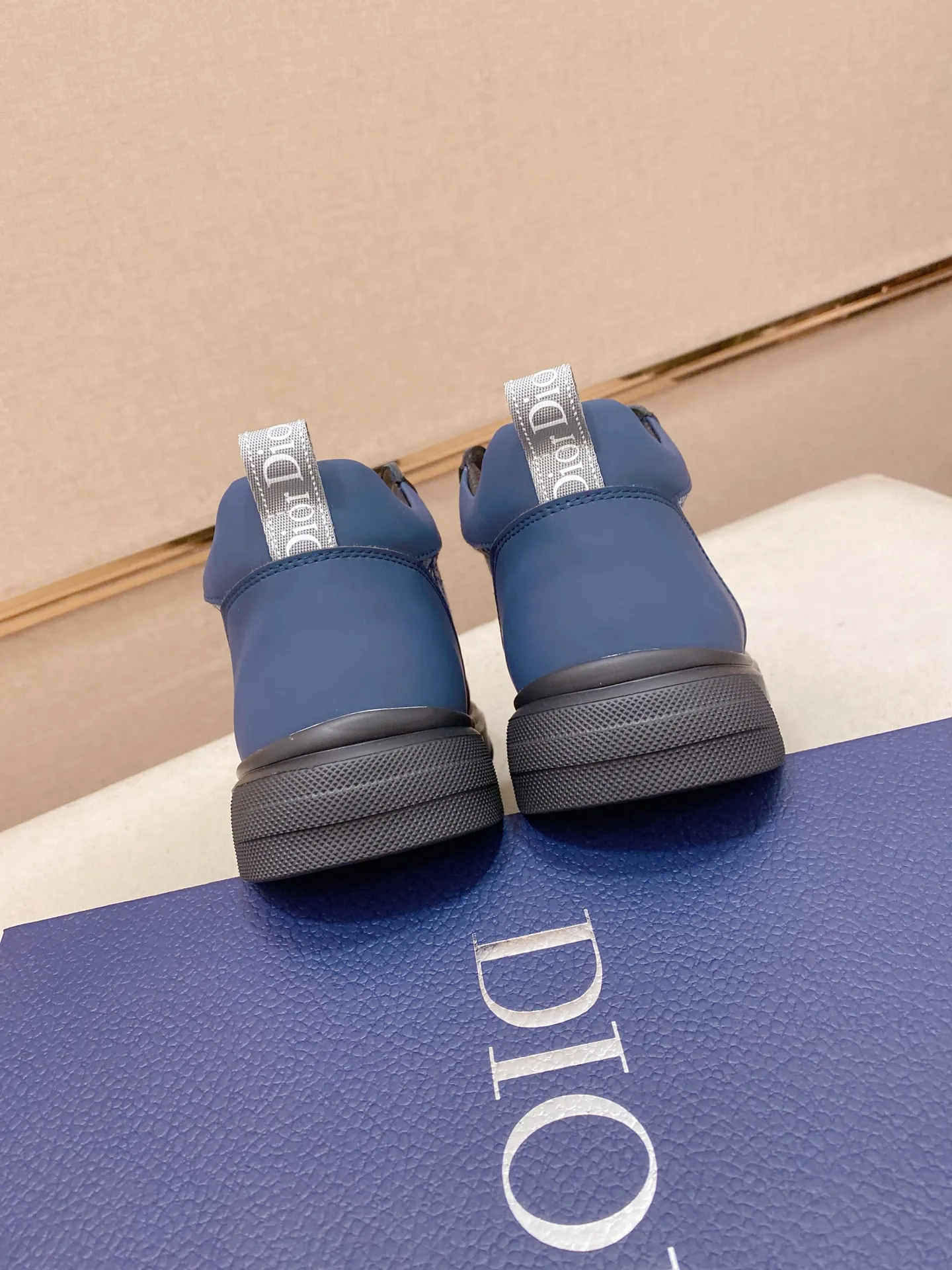 Men's shoes💰 440💰🇮🇹🇮🇹Dior d The new high-tops are on sale at the same time at the counter. The uppers are 🇮🇹 Italian imported first-layer cowhide, and the fully imported sheepskin lining is 💪💪. It is a complete 1⃣️ to 1⃣️ replica 🇮🇹💪💪. ⚠Sole: The original sole is specially provided by the original factory. The exclusive movable molded sole is super comfortable. ⚠Original factory follow-up goods, 🔍🔍high quality, you can enter and exit the counter at will, welcome to compare⚠. Code number:38-44